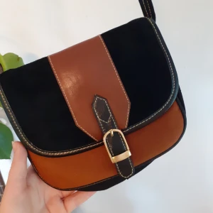 Axelväska - Söt axelväsla i vintage stil. Väskan har ett fack samt ett litet fack med dragkedja. Mycket bra skick 🌸 