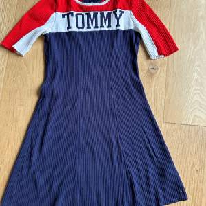 Tommy Hilfiger klänning storlek 7 - köpt till dottern när hon var 9 år. Motsvarande storlek 134-140. Bra kvalitet och i fint skick - använd max 5 gånger. (80% bomull, 17% nylon, 3% elastin)