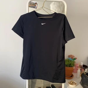 träningströja  - knappt använd, Nike tröja i tunt material och passar många storlekar 