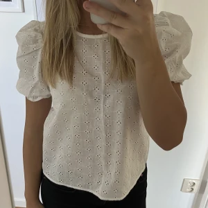 Vit blus - Vit blus i storlek xxs men skulle säga att den även passar xs-s, använd ett fåtal gånger😊