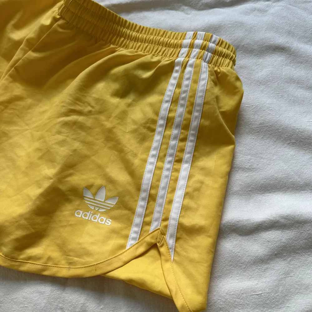 Superfina gula adidas shorts. Shorts.