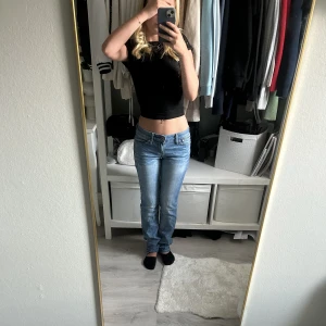 Levis jeans - Lågmidjad ljus blåa Levis jeans med några difekter och därför billigt pris. Dem är raka i benen och är lite långa på mig som är 160