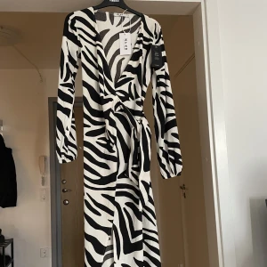 Nakd Klänning - En helt oanvänd klänning från Nakd. Stolek S. Köpte för 499kr. Mitt pris: 200kr