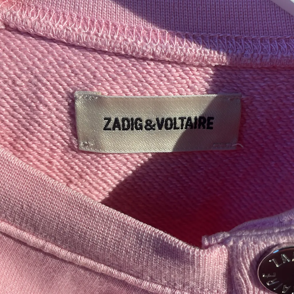 Säljer min älskade Zadig tröja!! Den har inga defekter. Passar verkligen så bra till nästan allt💘 Och verkligen perfekt nu till hösten eftersom den är värmande❤️Lite större i strorleken🫶priset kan diskuteras! Hör bara av er vid frågor och funderingar❤️🙏. Tröjor & Koftor.