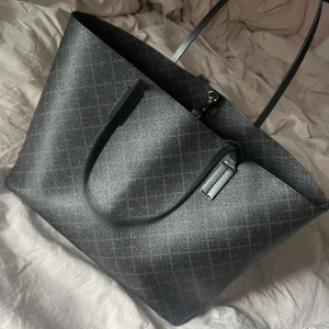 Malene Birger väska - Finns små vita fläckar på den. Därav priset. Annars jättefint skick. 