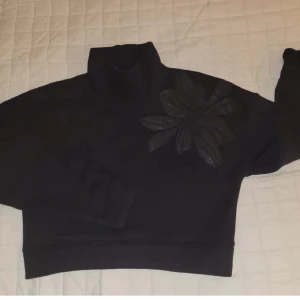 Sweatshirt  - Svart kroppad sweatshirt med polokrage, från Lindex i storlek XS. Tjockt material och fodrad inuti. Endast använd 1 gång, så i utmärkt skick. Kan fraktas, men köparen står för frakten 🥰