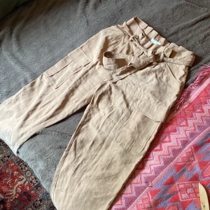 Cargobyxor - Cargobyxor i beige. Aldrig använda. 