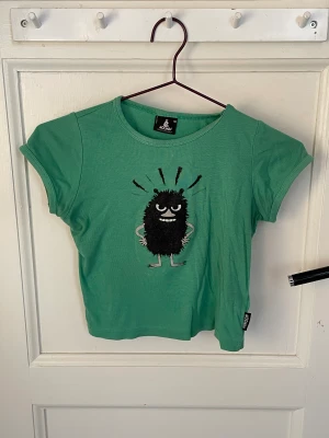 Mumin babytee - Söt mumintopp som jag köpt här på Plick! Typ en babytee, storlek 110 (barnstorlek) kan användas som en croppad topp! Pris inklusive frakt 💛 Skriv gärna vid frågor eller fler bilder 🫶