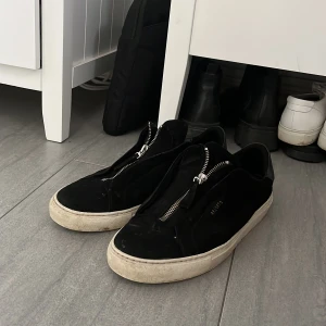 Arigato skor  - Säljer mina jävligt Fräscha Axel  arigato skor pga för små har original låda och allt 