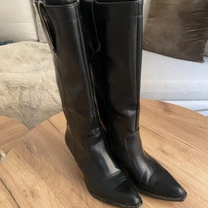 Boots zara  - Säljer mina boots från zara då de inte kommer till användning. De är sparsamt använda ett fåtal gånger 🫶🏼  KÖPAREN STÅR FÖR FRAKT 💕