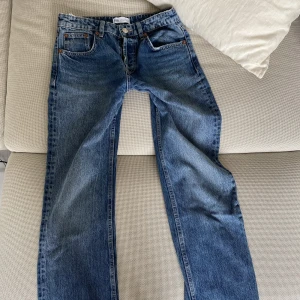 Zara blåa lågmidjade jeans  - Superfina raka jeans från zara, jag är 165cm och de går hela vägen till marken på mig 