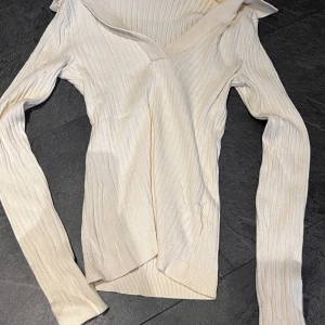 Tröja med krage - Ribbad tröja med krage🌸