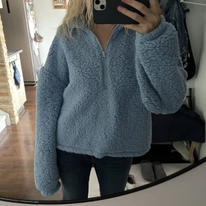 Zip tröja  - En jätteskön blå ziptröja ifårn Gina tricot i storlek m 