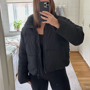 Puffer jacket  - Använd men i fint skick! Ganska tunn för att vara en ”vinterjacka” Nypris 399:-