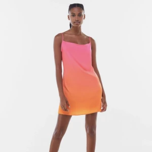 Rosa/orange klänning  - Rosa/orange klänning från Bershka. Använd 1 gång. Storlek M men passar S också.