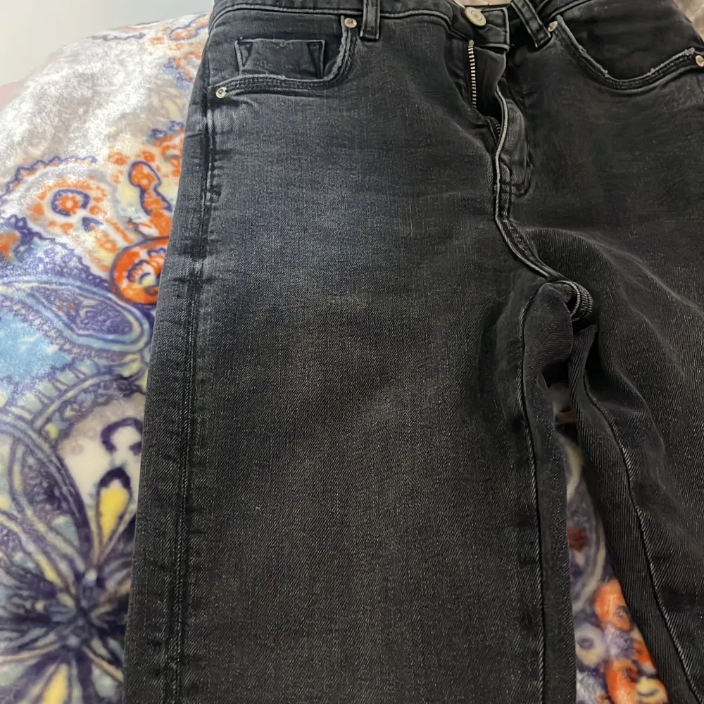 Mörkgråa jeans med slits nertill. Köpta från Zara och är i fint skick. Säljs pga att de är för långa för mig. . Jeans & Byxor.