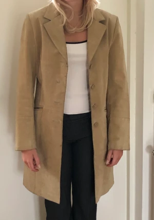 Retro vintage beige mocka jacka - Vintage längre mocka jacka/kappa beige mocka. Storlek M  Pris 250 kr