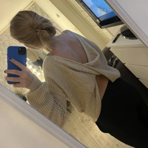 Stickad tröja  - stickad tröja med fin ditalj i ryggen😍