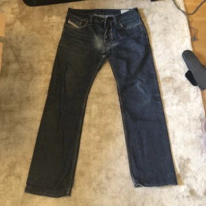 Straight diesel jeans👌 - Jättefina diesel jeans som sitter så fint på, dom är i killmodell men sitter ändå bra på!✨✨
