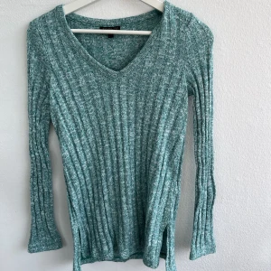 Grön vit stickad tröja - Tröjan är mer ljusgrön än på bilden, använd få gånger