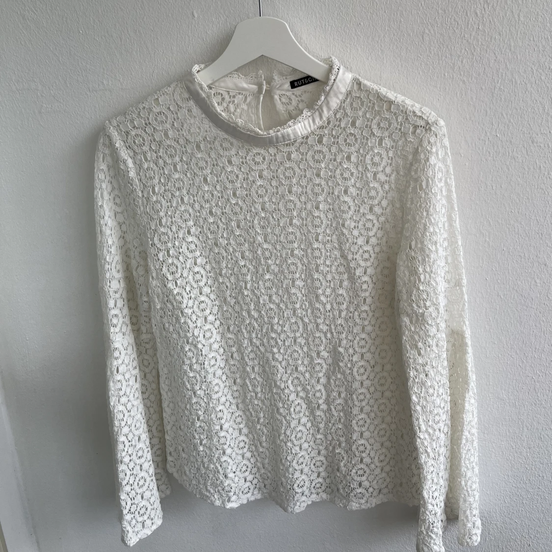 Broderad tröja med utsvängda ärmar