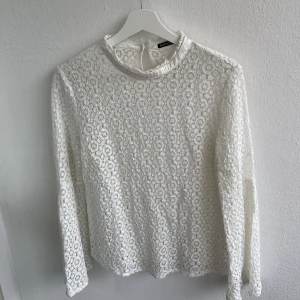 Broderad tröja med utsvängda ärmar - Vit broderad tröja med utsvängda armar, använd få gånger