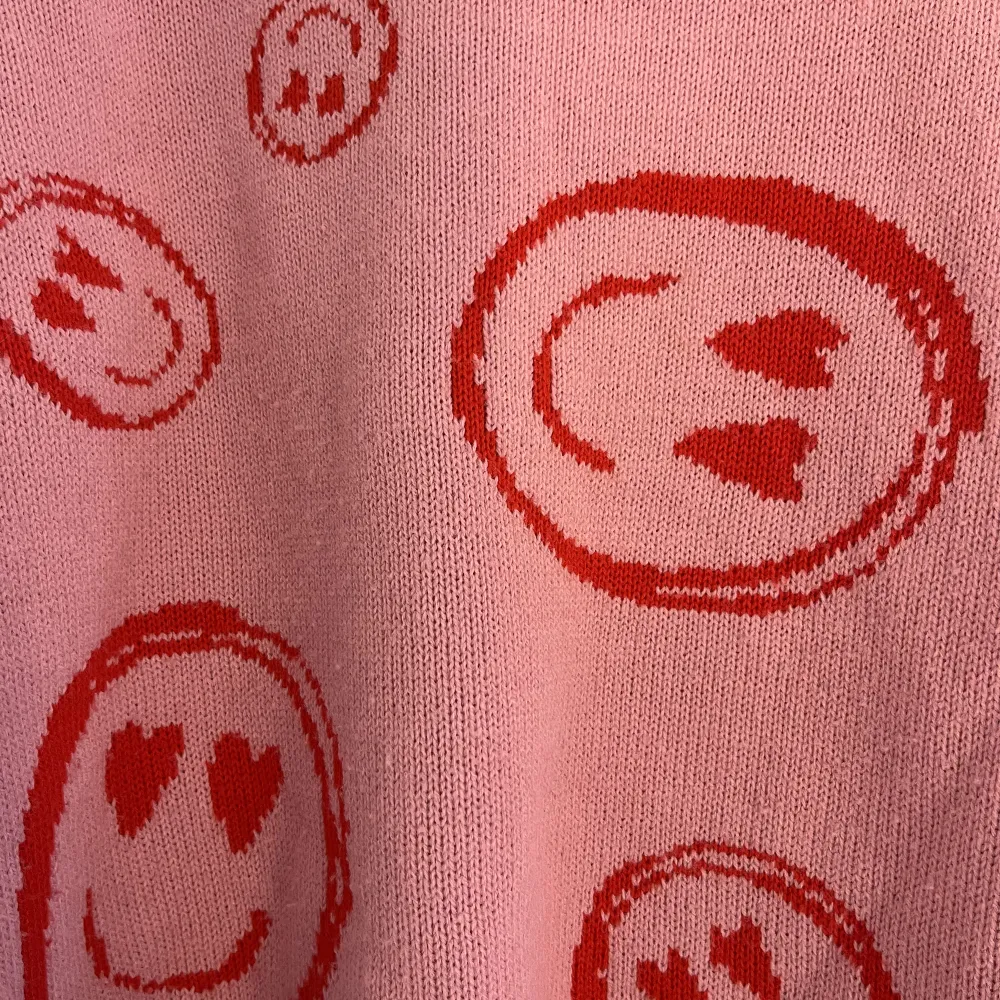 Stickad tröja med smileys från ASOS. Lite noppig men i övrigt bra skick☺️ Vid frågor är det bara att höra av sig!💕. Stickat.