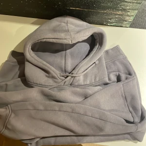 Hoddie  - En lila hoddie ifrån bikbok i st M
