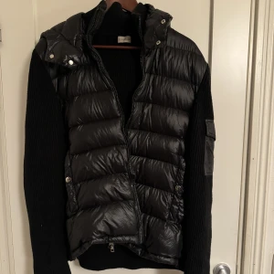 Moncler cardigan - Säljer min Moncler cardigan som jag köpte på Plick men är lite stor på. Köptes för 4000kr. Väldigt bra skick & tagg medföljer :)  Köparen står för frakt.