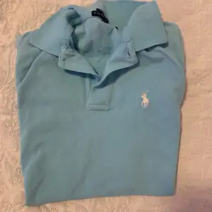 Blå Ralph Lauren t-shirt i storlek xs i fint skick 