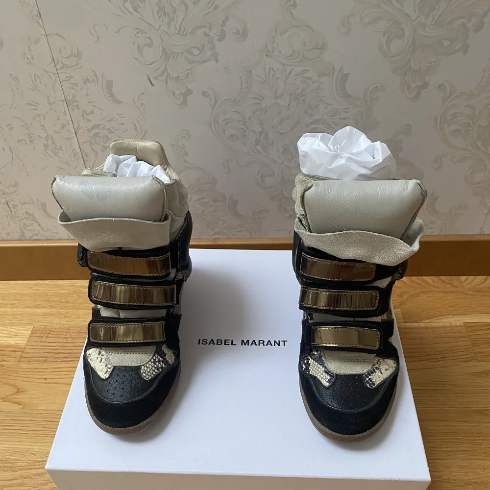 Unika och så snygaaa isabel marant skor 💞💗En defekt som syns på första bilden! Kan även tänka mig och byta mot en Balenciaga väska, eller Marc Jacobs väska. . Skor.