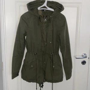 Jacka  - Olivgrön jacka från hm. I god skick.