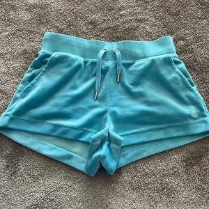 Juicy couture shorts i storlek xs. Aldrig använda. Nypris: 700kr Säljer för: 350kr
