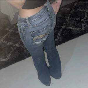 Snygga low/mid waist bootcut jeans från Hm, lite slitna nere vid benen, men inget man tänker på. Midjemåttet är 40 och innebenslängden är 82! Skriv vid frågor!💕 