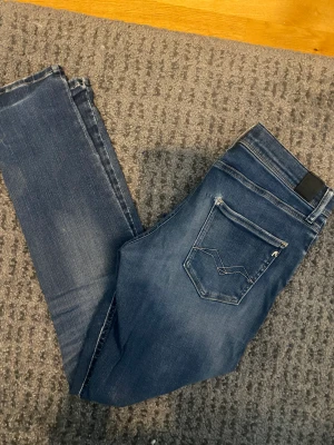 Replay jeans - Storlek 14a, fint skick utom ett litet hål som är lagat. Hör av er vid frågor eller funderingar!