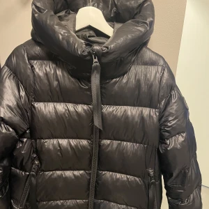 EVEREST JACKA  - Snygg vinterjacka från everest, glansig svart. Som nyskick. Stor luva, normal längd. Storlek 36 men 38/ 40 kan också ha den. 