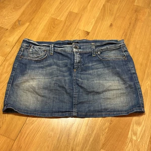 Jeanskjol - Så snygg lågmidjad jeanskjol ❣️ midjan är 84cm och längden är 34cm