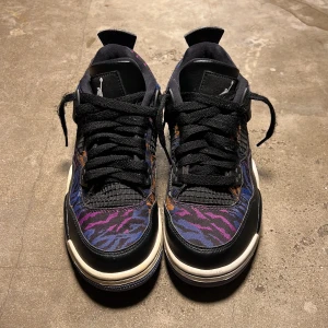 Nike Air Jordan 4 Retro SE GS  - Storlek 37,5 Sparsamt använda i mkt fint skick. Nypris ca 2400kr