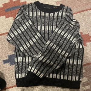 Stickad tröja med mönster - En stickad tröja köpt second-hand. Använd ett par gånger men säljer den då jag tycker att den är lite för kort i ärmarna