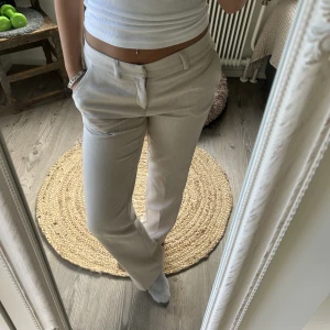 Kostymbyxor  - Säljer nu dessa beiga kostymbyxor från Nelly! Aldrig använda endast testade💕nypris 499