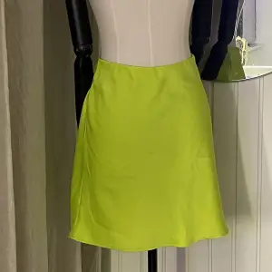 En neongrön kjol från BIK BOK💚 Aldrig använd🫶 skriv till mig om fler bilder önskas🥰