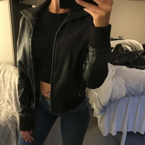 Skinnjacka - Skinnjacka/bomberjacka från Tezzoro i nyskick utan prislapp. Säljer pga för mycket jackor🩷