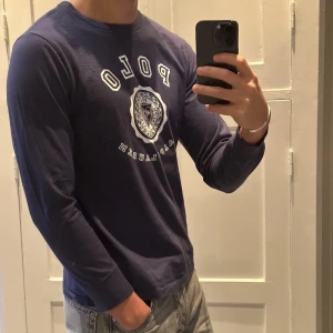 Ralph Lauren  - Tuff Ralph Lauren tröja! Tyvärr för liten för mig nu och har aldrig använt. Vintage, går ej att köpa längre. Storleken är S, skriv för mer frågor! 
