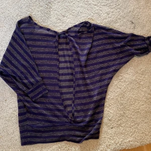 Tunn tröja  - En super cool rätt så tunn tröja som är helt öppen i ryggen!! Den kan vara lite see throughout ☺️