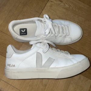 Veja skor  - Köpe ett par Veja skor från Zalando men de har bara blivit använda ett få tal gånger så nu säljer jag de!  Stl 40 Köptes för 1700 och säljer för 700, eller bud
