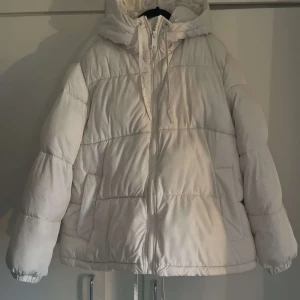 Jacka Bubbel jacka - Vit bubbel jacka från Hm fint skick storlek S/m