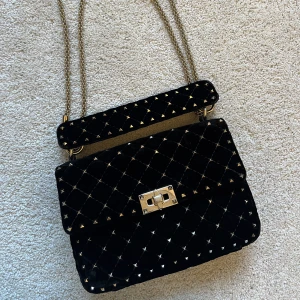 Valentino Garavani Rockstud Spike Suede - Säljer min Rockstud Spike Suede, denna modellen i mocka finns inte kvar att köpa längre så passa på!!  Mycket fint skick, köpt på Valentino butiken i Rom.  Kvitto finns kvar! 