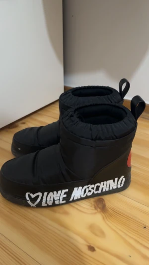 Love Moschino skor - Love Moschino stövletter, köpta för 1500 förra vintern i zalando. endast använd 2gånger. Lite smuts jag kan skölja av med vatten, inga defekter eller något. Jätte bekväma och varma precis som moonboots. passar både 38,39,40 Pris kan diskuteras.