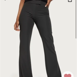 Kostymbyxor  - Hej, säljer dessa kostymbyxor ifrån Nelly. De är uppsydda för att passa 165. Använda fåtal gånger då de är försmå. 