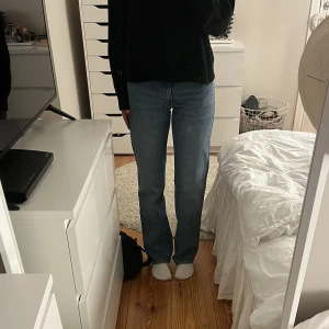 Abrand jeans - Säljer dessa jeans från Abrand då det tyvärr inte kommer till användning 🩷 Endast använda en gång därav nyskick! Köpta på Design Only 1200kr. modell - ’99 low straight 🩷
